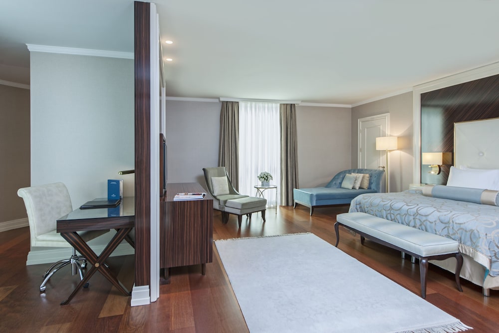 Junior Suite with Queen Size Bed photo 3