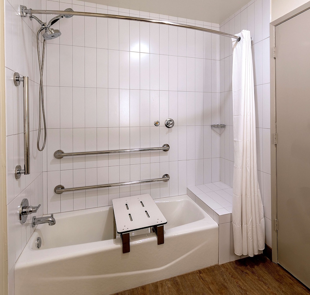 Room, 1 King Bed, Accessible, Bathtub (Hearing) photo 3
