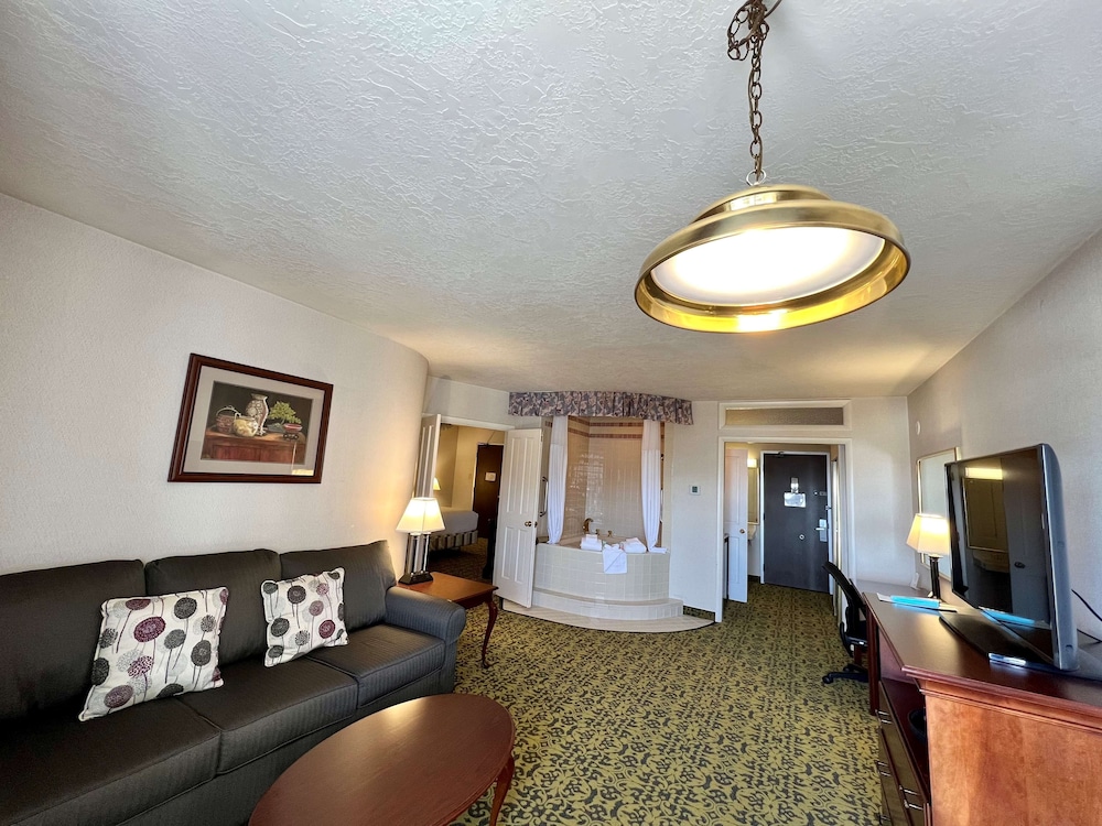 Suite, 1 King Bed, Hot Tub, City View