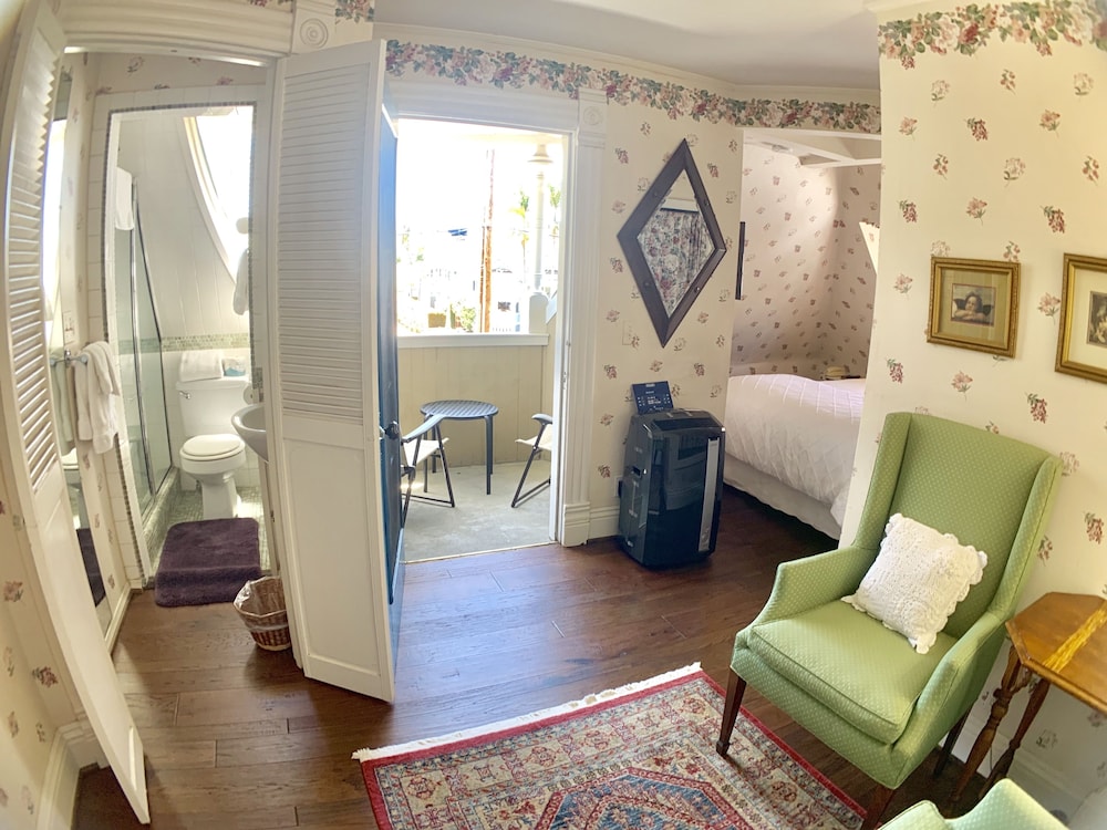 Room, 1 Queen Bed, Private Bathroom (Balcony Room)