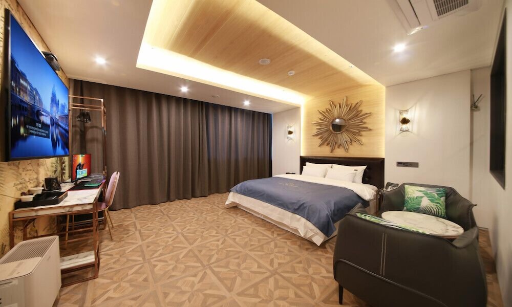 Deluxe Double Room - Photo 11