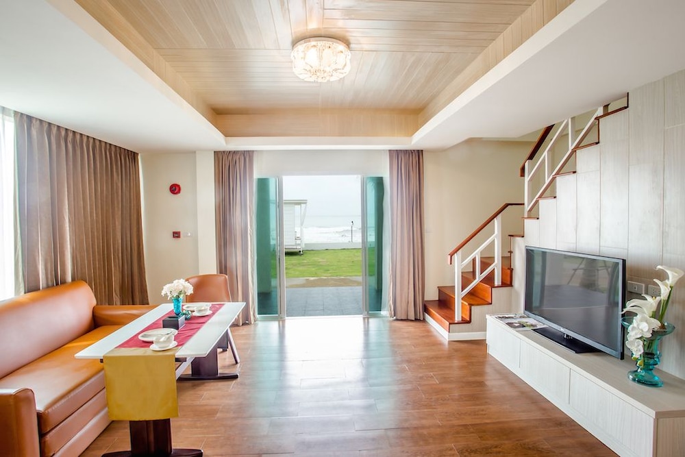 Beachfront Villa photo 2