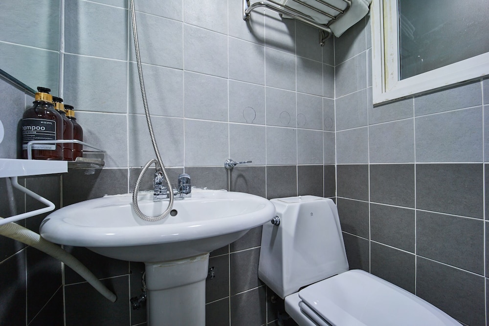 Standard Double Room - Photo 8
