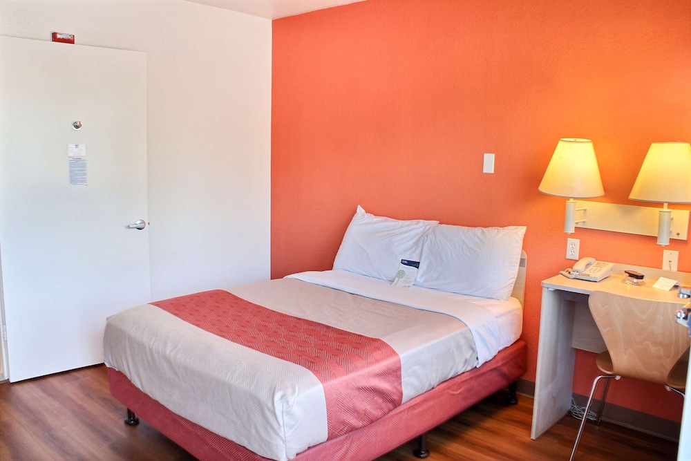 Deluxe Room, 1 Queen Bed, Non Smoking, Refrigerator & Microwave