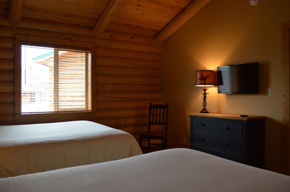 Superior Cabin, 1 Bedroom (2 Queen and 1 Sofa Bed) photo 3