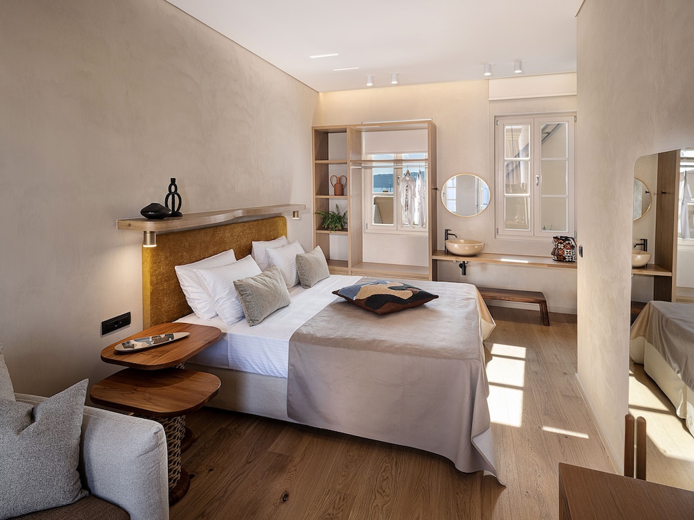 Deluxe Double or Twin Room, Balcony, Partial Sea View photo 2