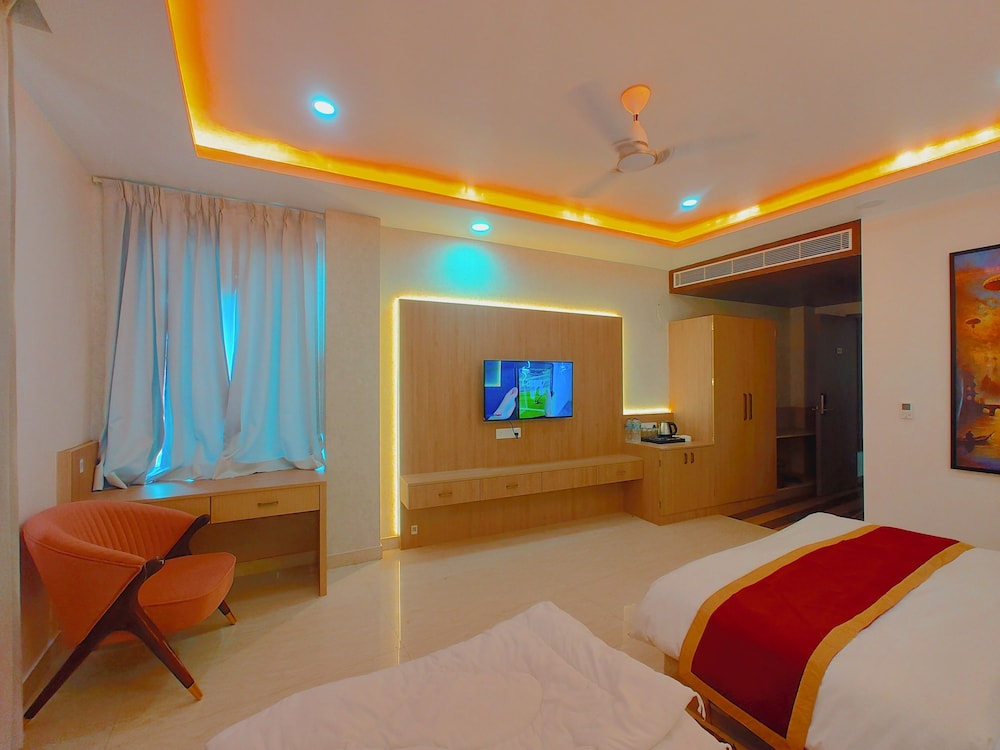 Luxury Triple Room, City View