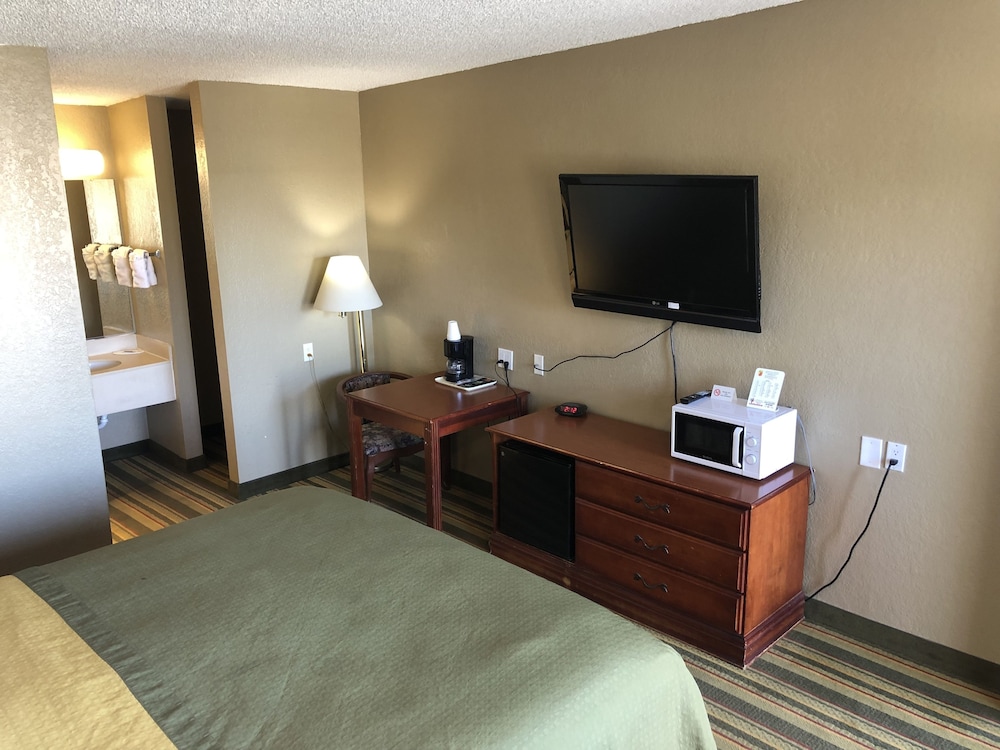 Room, 1 King Bed, Accessible, Non Smoking (Mobility/Hearing Impaired) photo 3