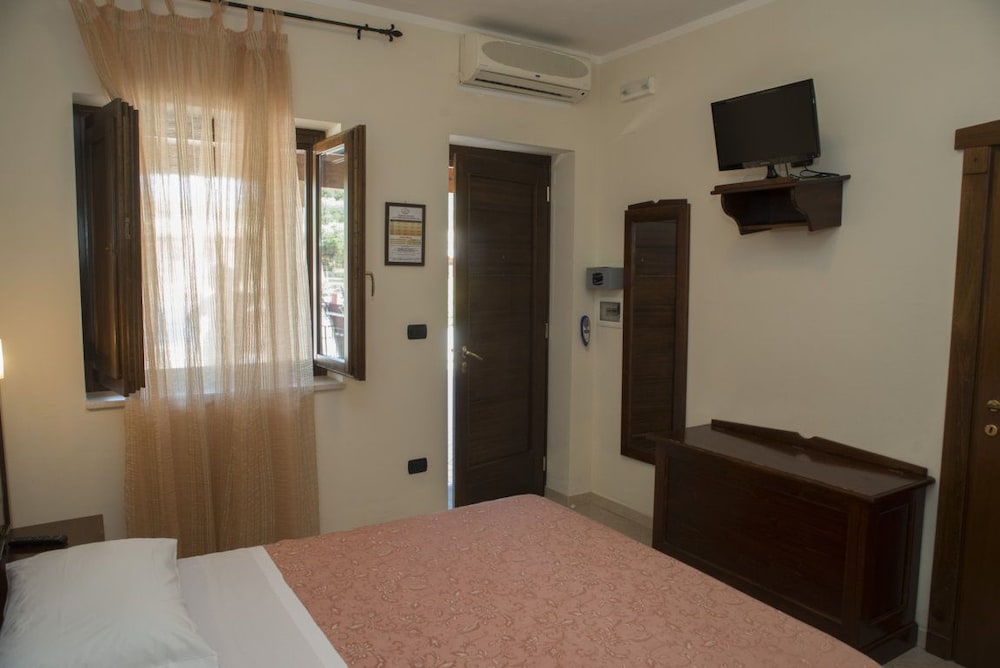 Standard Double Room - Photo 4