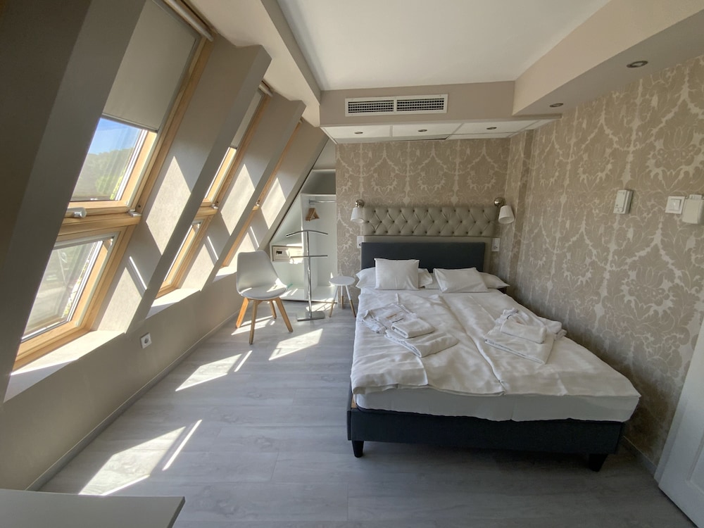 Standard Suite - Photo 7