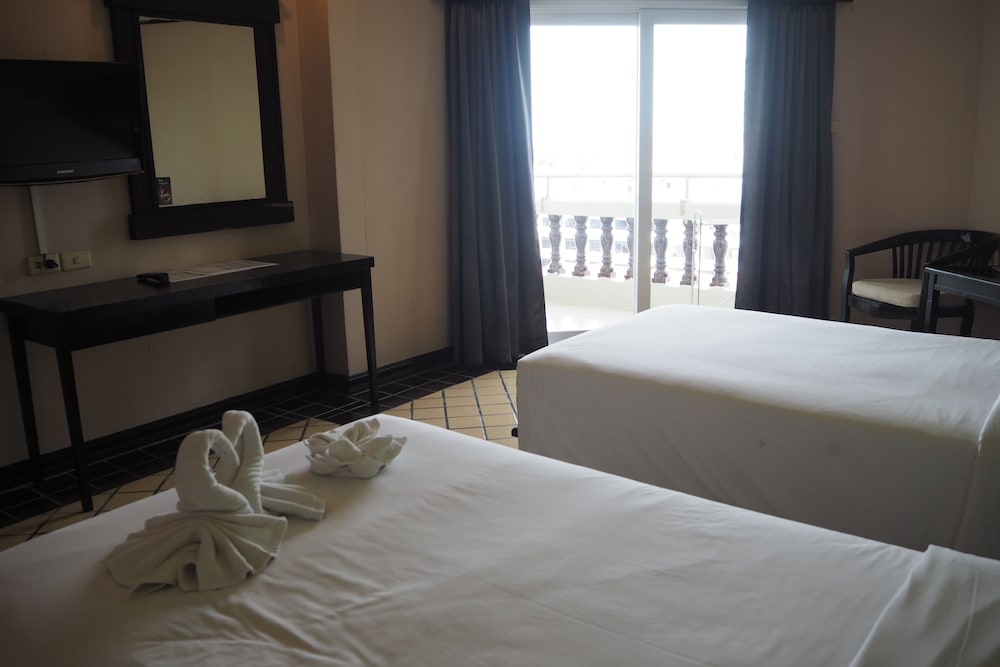 Deluxe Room - Photo 8