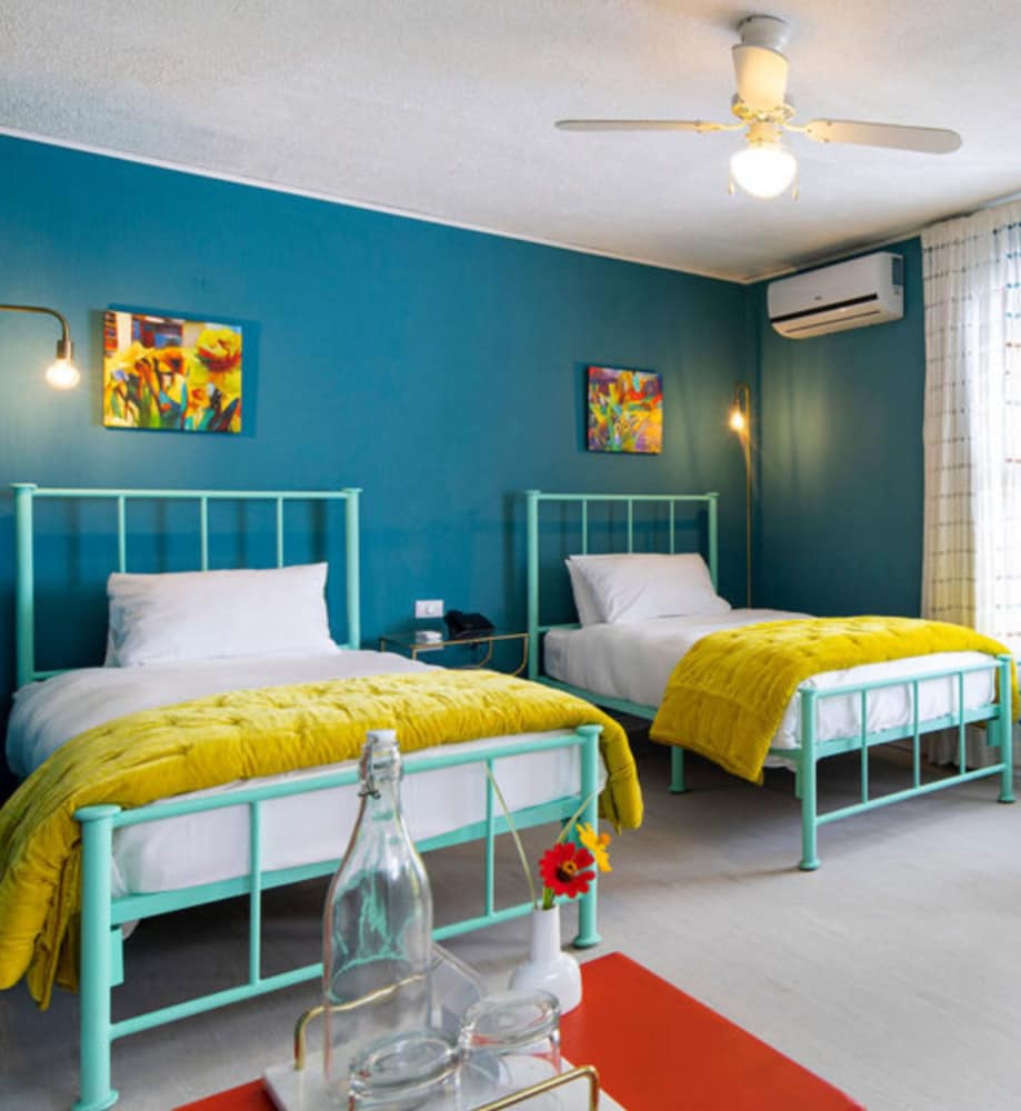 Standard Room, 2 Twin Beds - Road Facing photo 3