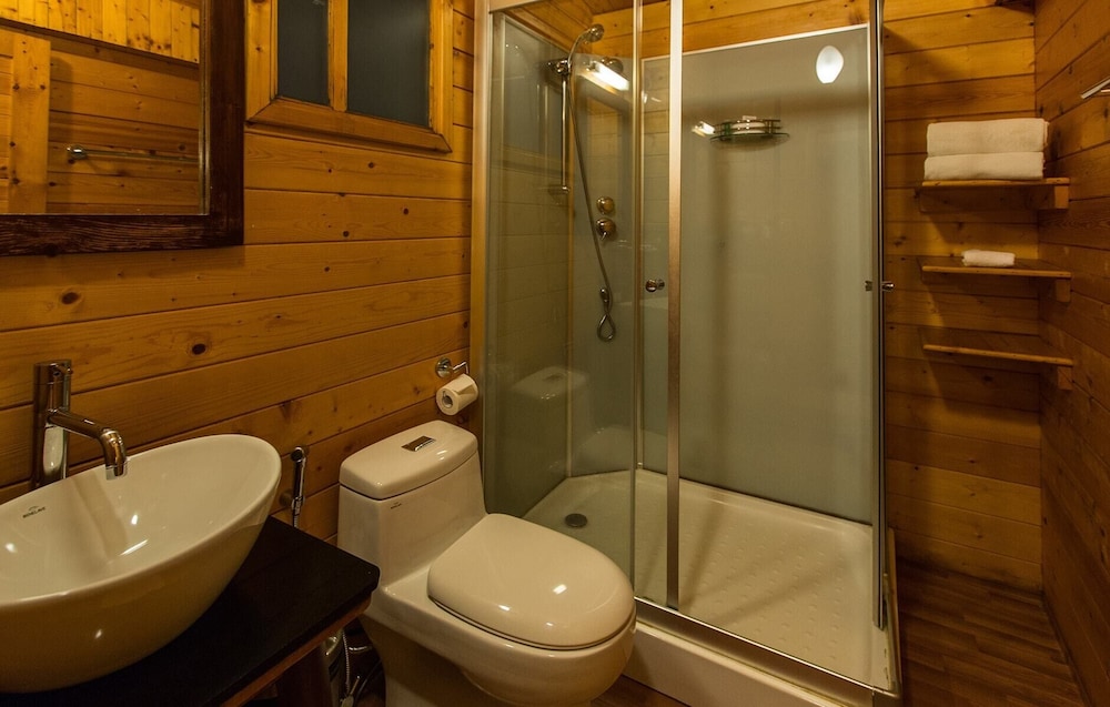 Deluxe Room, 1 Bedroom, Pool View photo 3