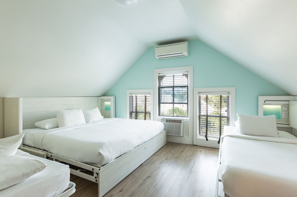 NYAH Private Loft 1 King and 2 Single Beds