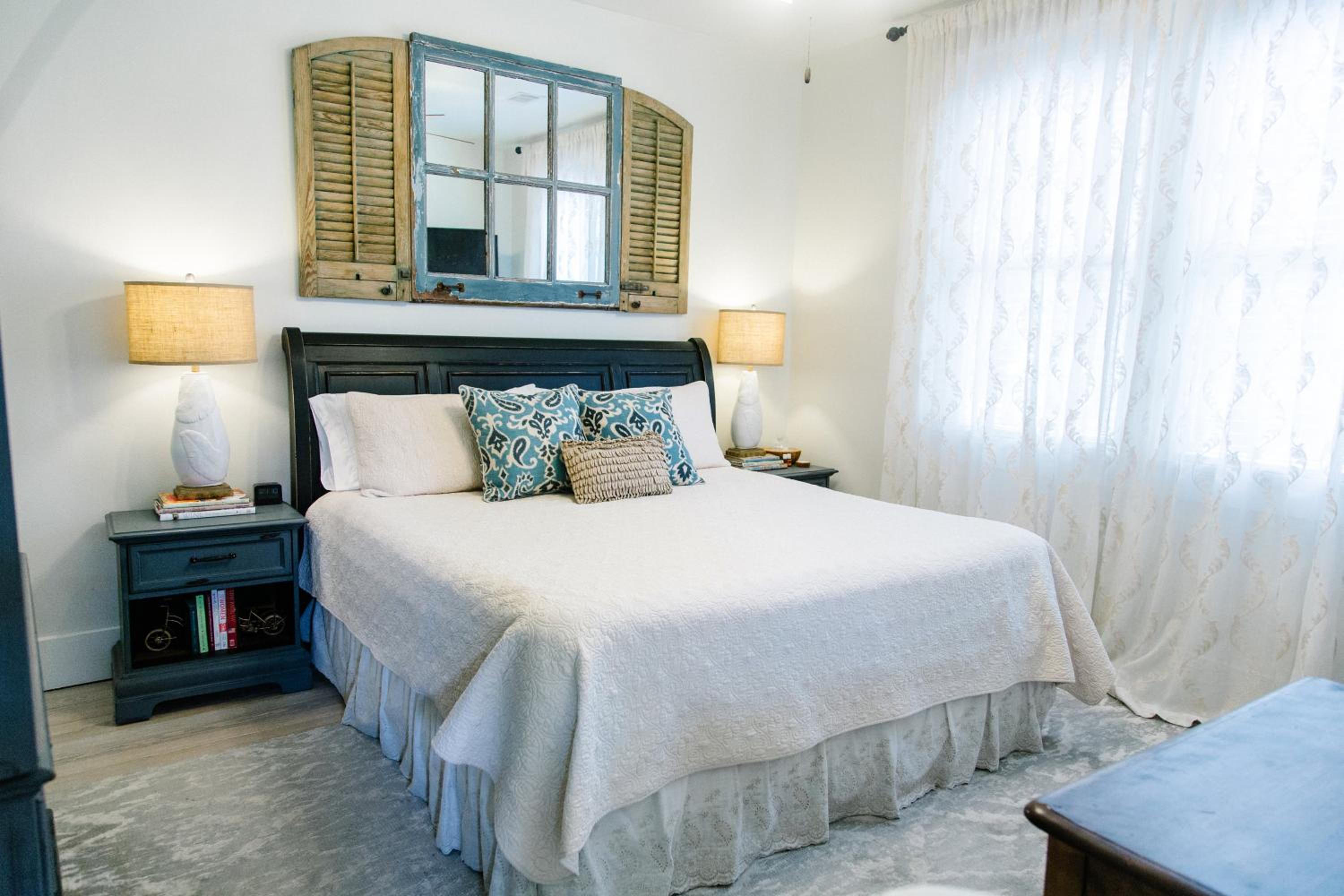 Deluxe King Suite photo 1
