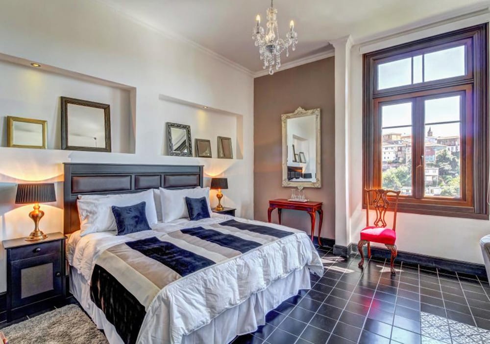 Premium Suite, 1 King Bed, Hill View photo 3