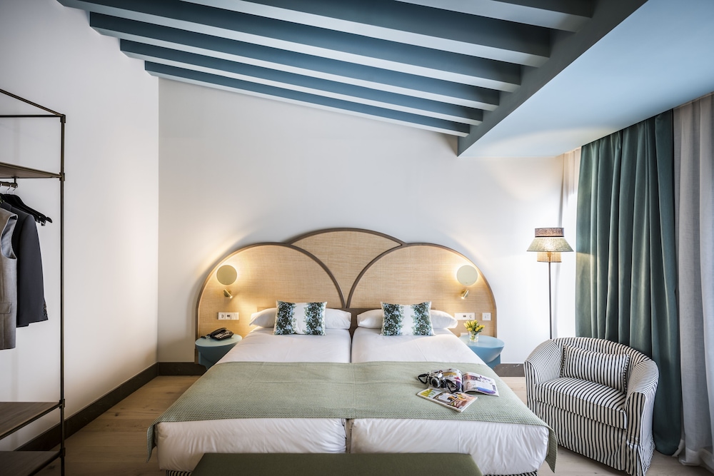 Deluxe Double or Twin Room, City View - Photo 9