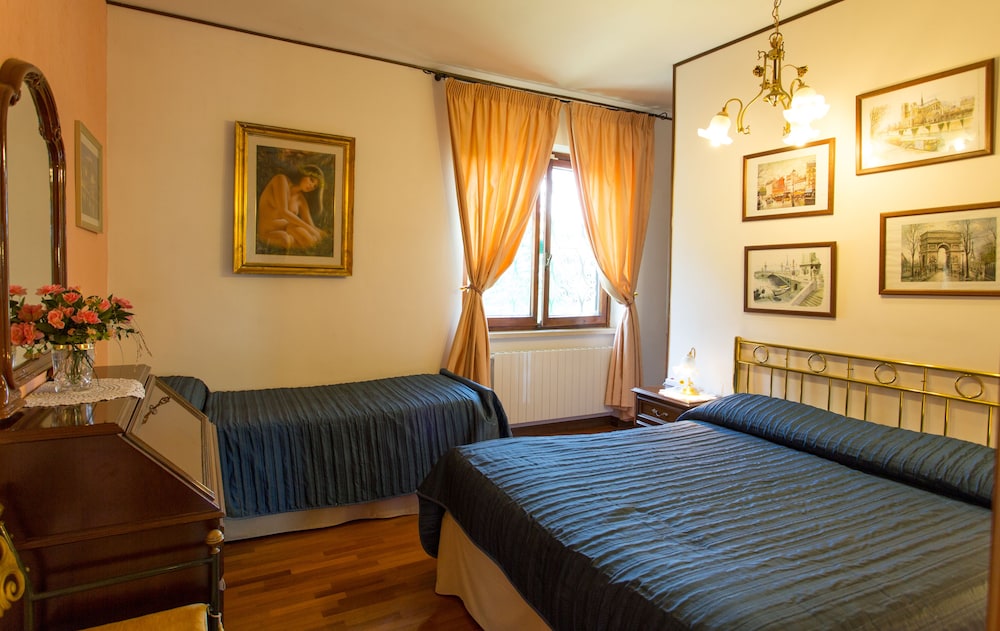 Camera1 Doppia/Tripla con frigo, bagno privato, vista parco, primo piano, letto matrimoniale+singolo