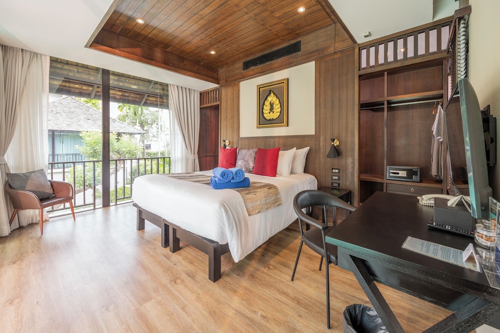 Two Bedroom Pool Suite - Photo 9