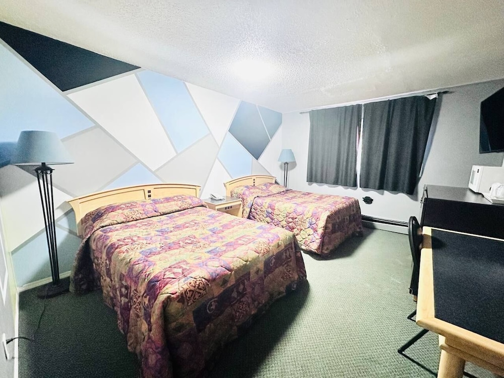 2 Queen Beds Smoking photo 1
