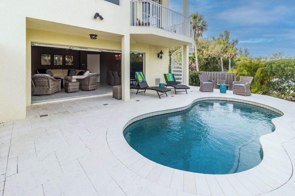 447 Canal Rd, Siesta Key, FL W/Pool