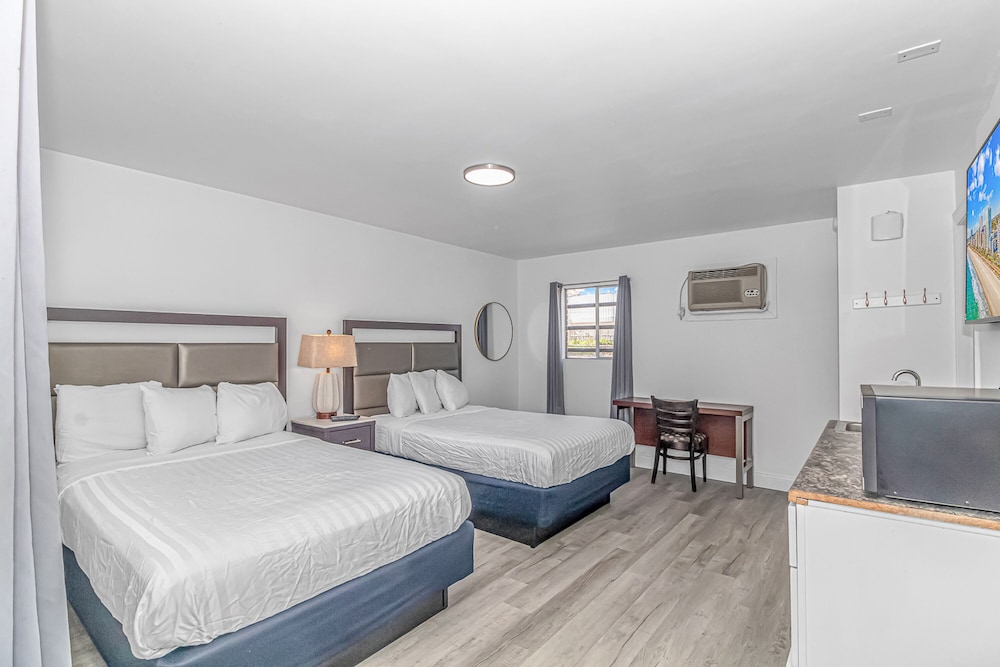 Standard Studio, 2 Double Beds, Kitchenette photo 2
