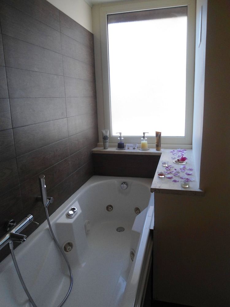 Standard Room, 1 Queen Bed photo 3