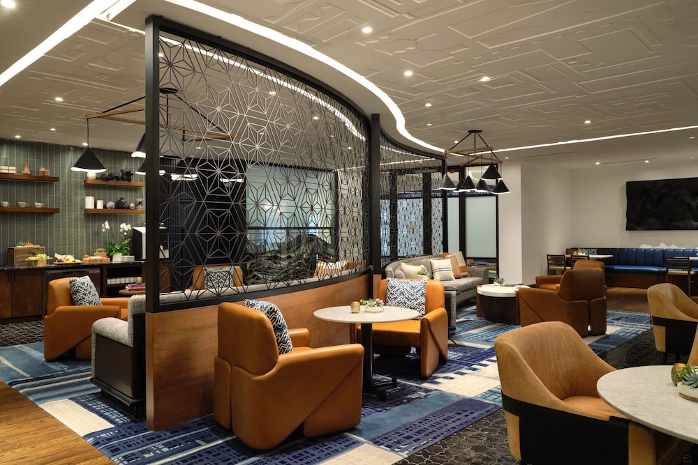 Club Room, 1 King Bed (Hearing Accessible) - Photo 11