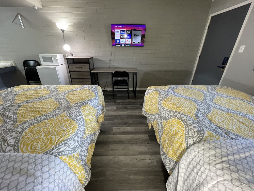 Deluxe Room, 2 Queen Beds, Non Smoking, Refrigerator & Microwave photo 1