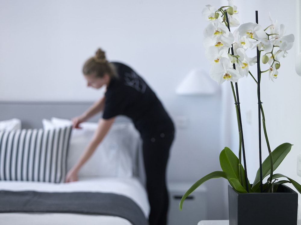 Elegant White Deluxe Room with Private Balcony - Photo 2