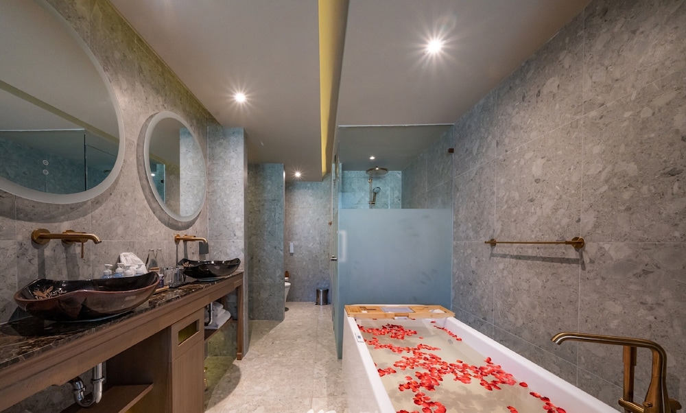 Grand Pool Access - Photo 4