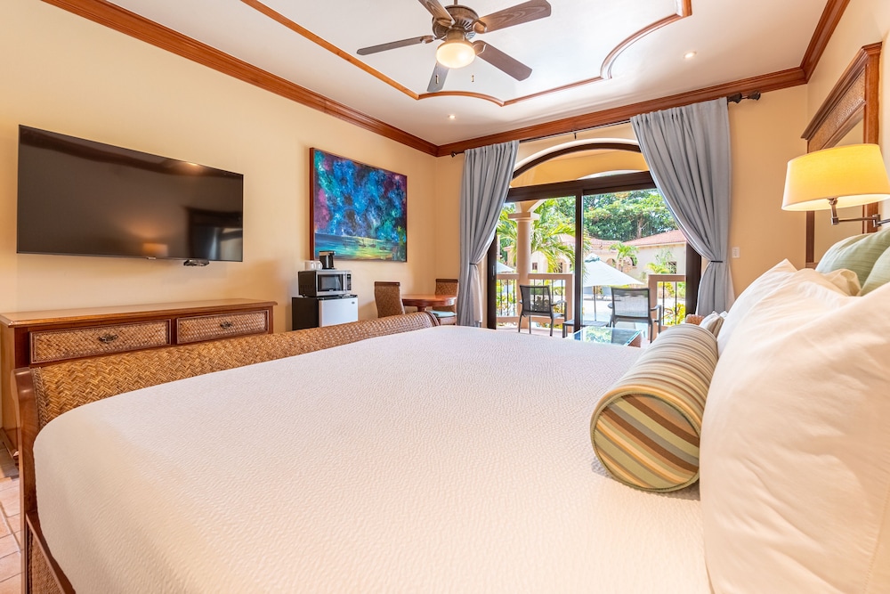 Standard Studio, 1 King Bed, Pool View