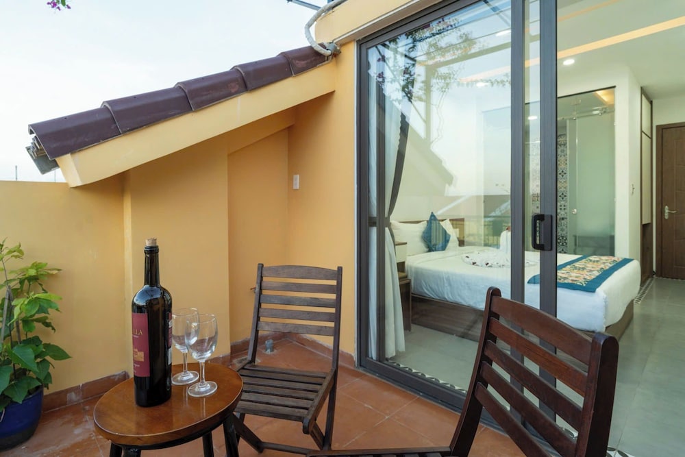 Deluxe Double Room, 1 King Bed, Balcony, City View