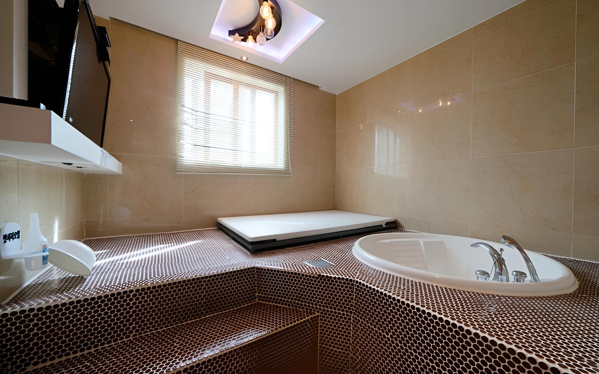 Room (Suite (Round Bath with Netflix free v) photo 3