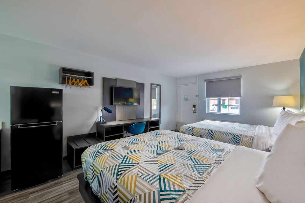 Standard Room, 2 Queen Beds, Non Smoking, Refrigerator & Microwave - Photo 2