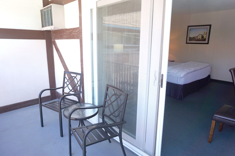 Signature Room, 1 King Bed Upstairs, Balcony (1 king bed nonsmoking) - Photo 4