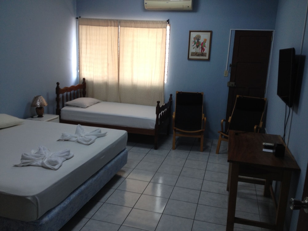 Twin Room (1 Double, 1 twin) photo 2