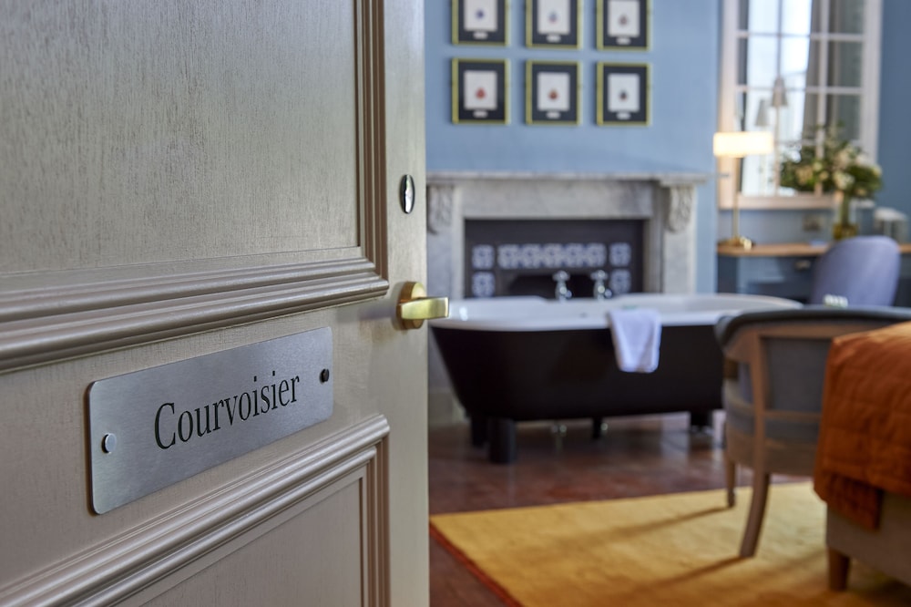 Signature Suite - Photo 3