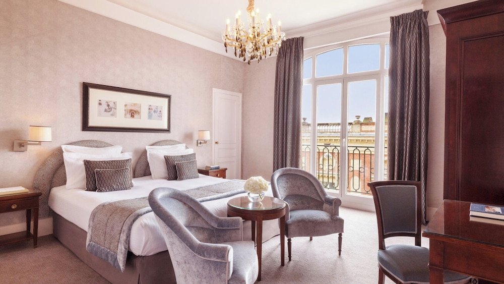 Deluxe Room, 1 King Bed, City View photo 1