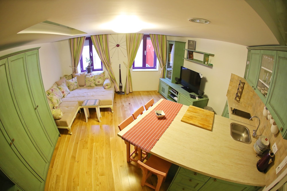 Design Duplex, Kitchen