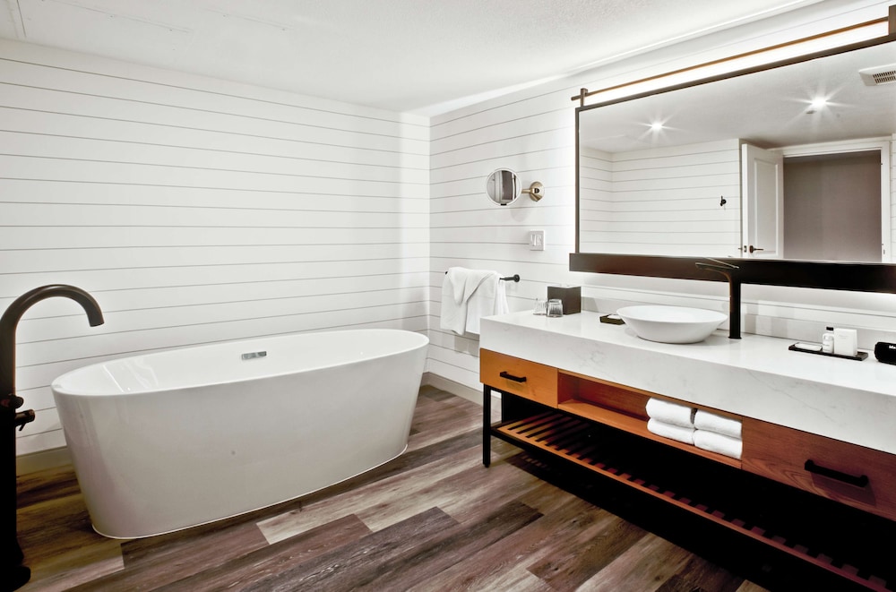 Junior Suite, 1 King Bed Balcony, Soaking Tub Corner - Photo 8
