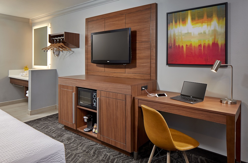 Standard Suite, 1 King Bed photo 2
