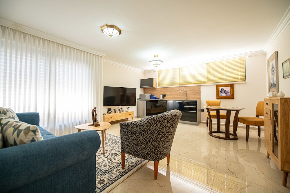 Family Suite, 1 Bedroom, Smoking, Courtyard View photo 1