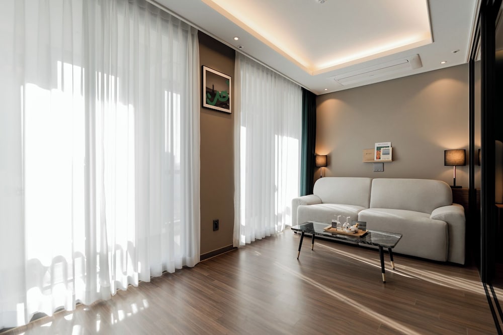 Suite - Photo 9