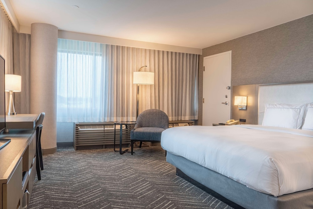 Premium Room, 1 King Bed, Corner photo 2