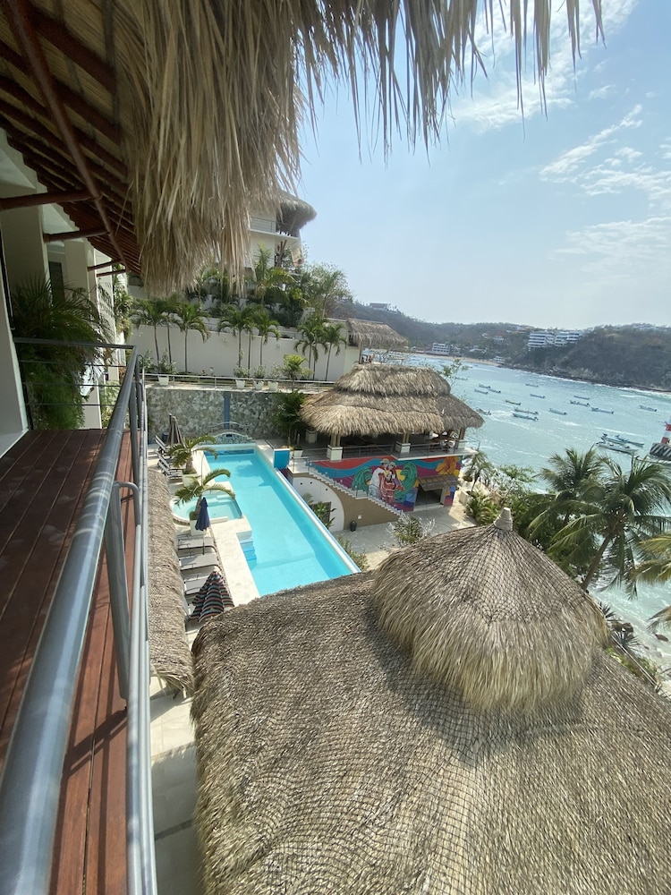 Luxury Apartment, 1 King Bed, Hot Tub, Oceanfront photo 2