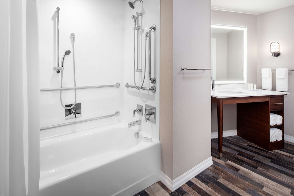 One Bedroom Water View Suite, 2 Queen Beds, Accessible Bathtub - Photo 8