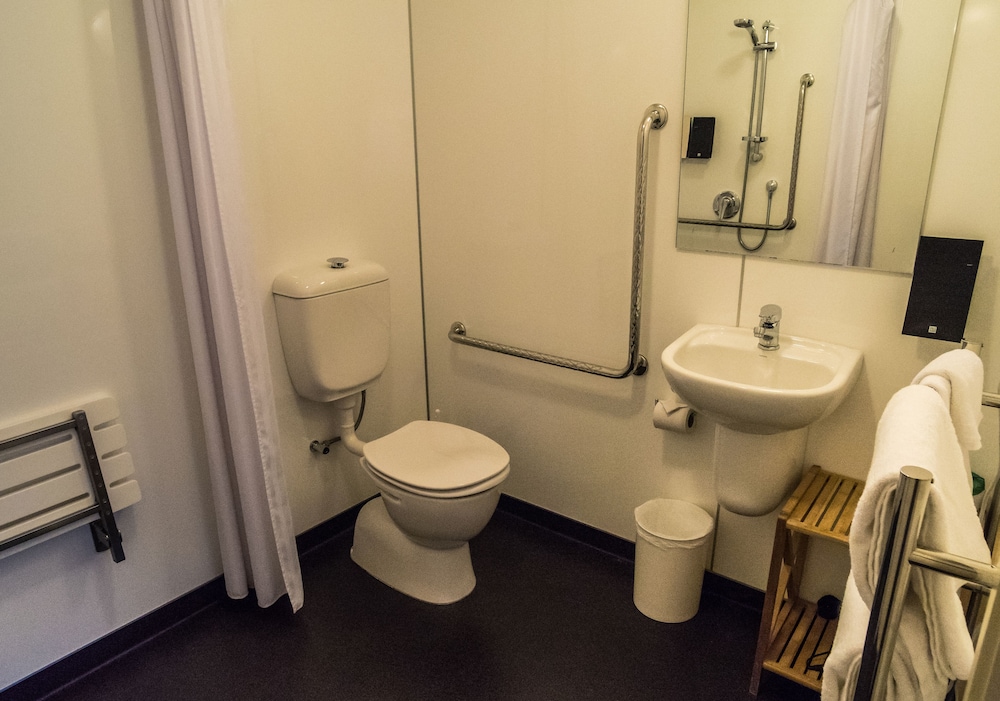 Self Contained King Studio with Ensuite photo 3