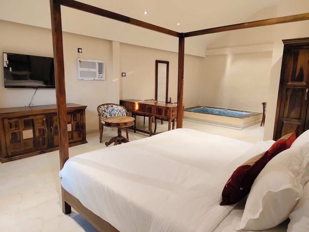 Presidential Room, 1 King Bed, Pool View