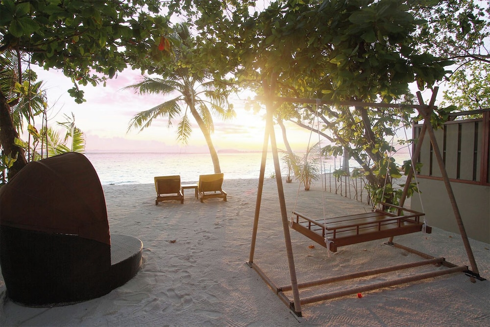 Beachfront Sunset Villa with Transfer Included - Photo 4